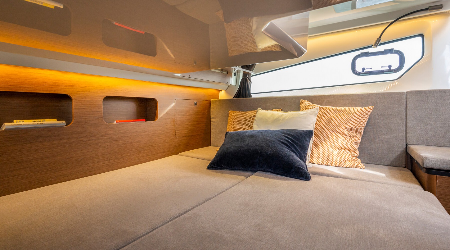 antares_11_ob_fly_foto_catalogo_beneteau_antares_11_ob_fly_27_camarote_invitados.JPG