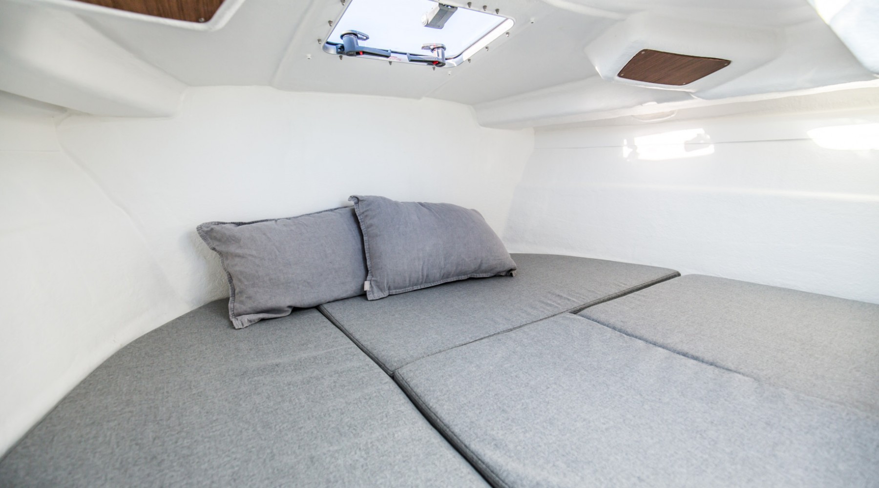 antares_6_ob_foto_catalogo_beneteau_antares_6_ob_11_camarote_interior_2.JPG