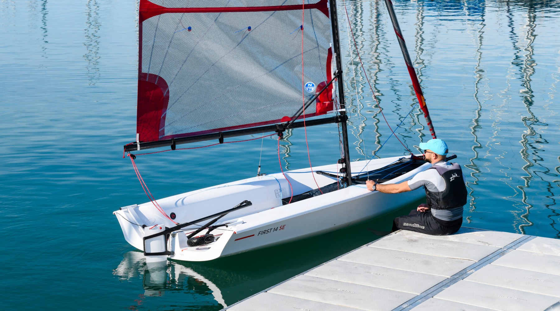 first_14_se_foto_catalogo_beneteau_first_14_se_07_velero_en_el_pantalan.JPG