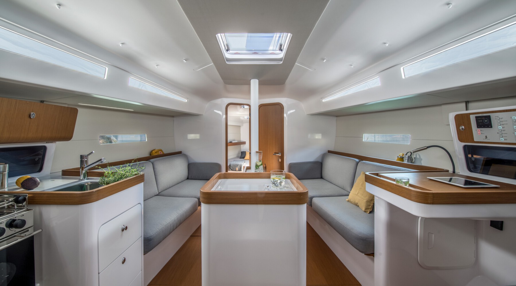 first_36_foto_catalogo_beneteau_first_36_08_interior_salon_comedor.JPG