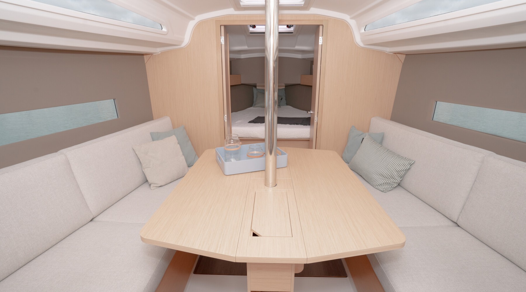 oceanis_301_foto_catalogo_beneteau_oceanis_30_1_07_salon_comedor.JPG