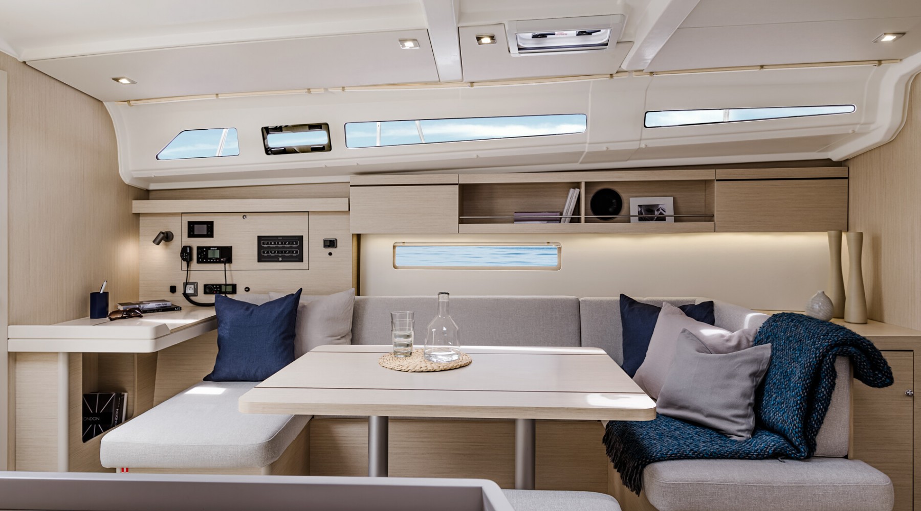 oceanis_401_foto_catalogo_beneteau_oceanis_40_1_17_salon_escritorio.JPG