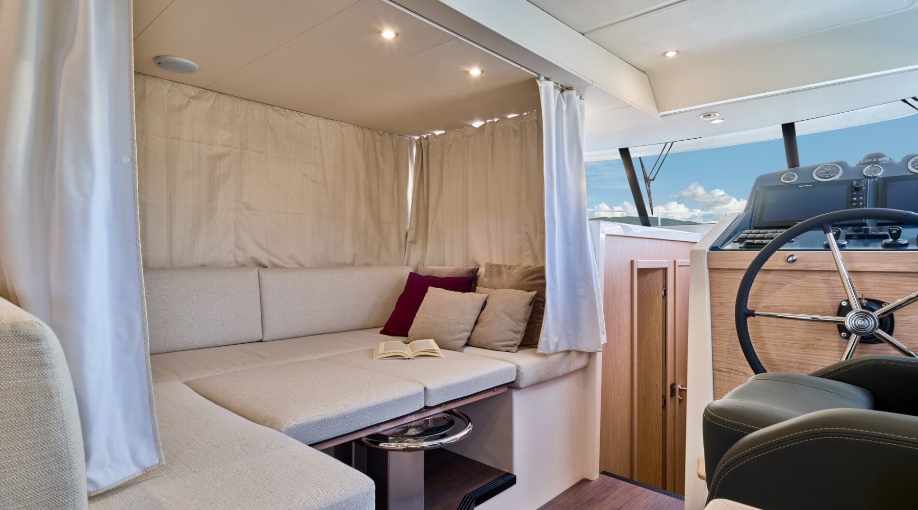 swift_trawler_48_foto_catalogo_beneteau_swift_trawler_48_19_salon_convertible_cama.JPG