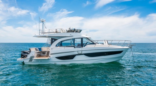 antares_11_ob_fly_foto_catalogo_beneteau_antares_11_ob_fly_02_fondear_plataforma_de_bano.JPG