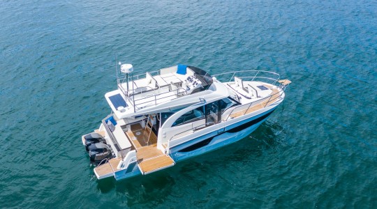 antares_11_ob_fly_foto_catalogo_beneteau_antares_11_ob_fly_03_plataforma_de_bano_flybridge.JPG
