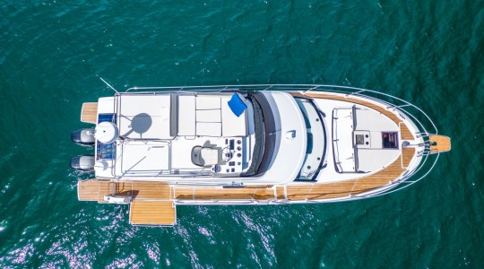 antares_11_ob_fly_foto_catalogo_beneteau_antares_11_ob_fly_04_plataforma_de_bano_flybridge_solarium.JPG