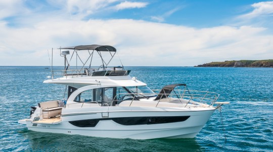 antares_11_ob_fly_foto_catalogo_beneteau_antares_11_ob_fly_05_bimini_flybridge_proa.JPG