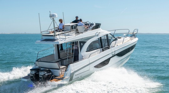 antares_11_ob_fly_foto_catalogo_beneteau_antares_11_ob_fly_06_navegar_lifestyle_familia.JPG
