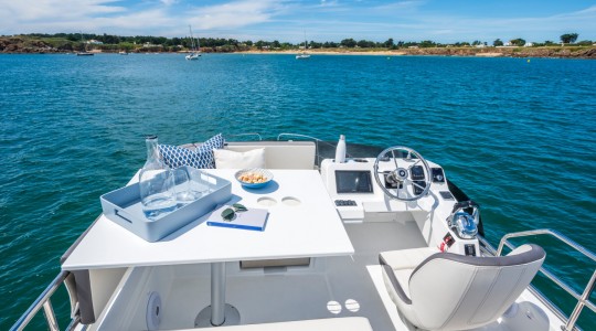 antares_11_ob_fly_foto_catalogo_beneteau_antares_11_ob_fly_08_mesa_flybridge_solarium.JPG