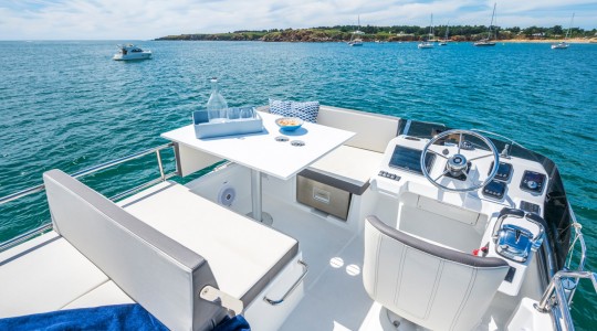 antares_11_ob_fly_foto_catalogo_beneteau_antares_11_ob_fly_09_puesto_de_mando_flybridge.JPG