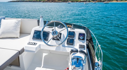 antares_11_ob_fly_foto_catalogo_beneteau_antares_11_ob_fly_10_puesto_de_mando_flybridge_electronica.JPG