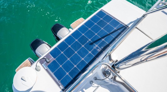antares_11_ob_fly_foto_catalogo_beneteau_antares_11_ob_fly_12_placas_solares_flybridge.JPG
