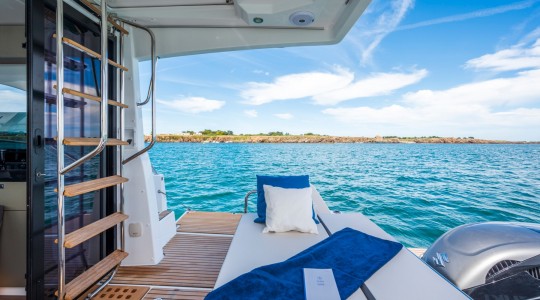 antares_11_ob_fly_foto_catalogo_beneteau_antares_11_ob_fly_16_solarium_popa_acceso_flybridge.JPG