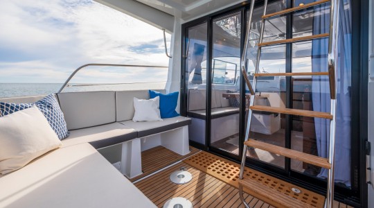 antares_11_ob_fly_foto_catalogo_beneteau_antares_11_ob_fly_20_acceso_flybridge.JPG