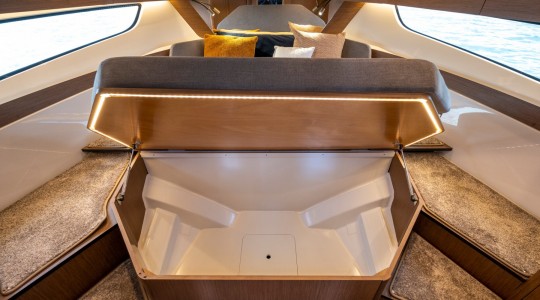 antares_11_ob_fly_foto_catalogo_beneteau_antares_11_ob_fly_26_almacenamiento_camarote.JPG