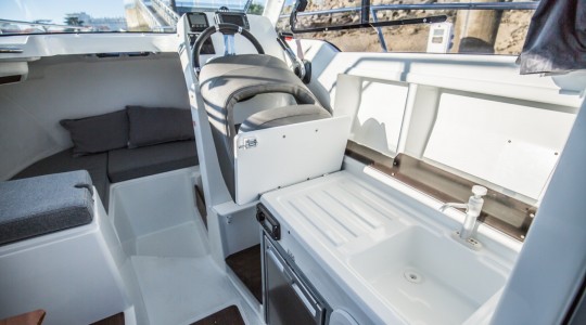 antares_6_ob_foto_catalogo_beneteau_antares_6_ob_03_puesto_de_mando_convertible_2.JPG