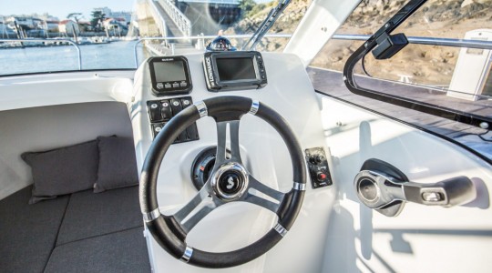 antares_6_ob_foto_catalogo_beneteau_antares_6_ob_04_electronica_2.jpg