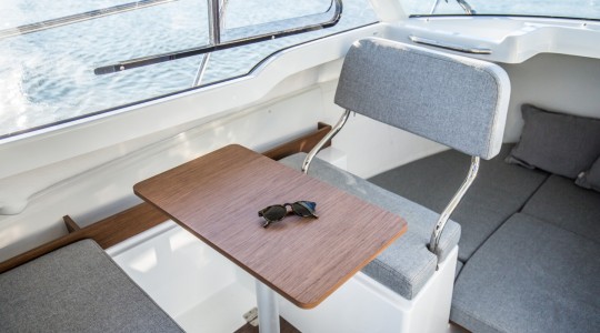 antares_6_ob_foto_catalogo_beneteau_antares_6_ob_07_mesa_interior_2.JPG
