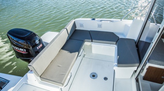 antares_6_ob_foto_catalogo_beneteau_antares_6_ob_09_banera_popa_2.jpg