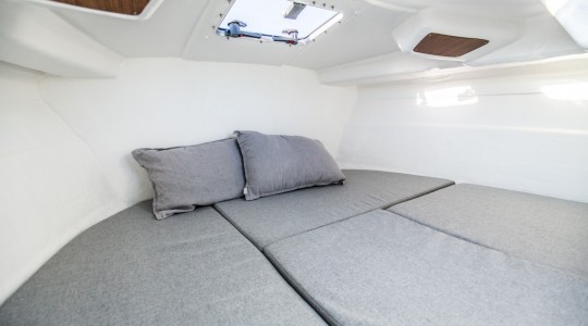 antares_6_ob_foto_catalogo_beneteau_antares_6_ob_11_camarote_interior_2.JPG