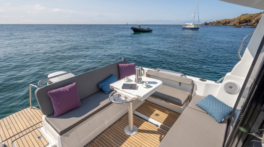antares_8_ob_foto_catalogo_beneteau_antares_8_ob_05_banera_popa_cruising.JPG
