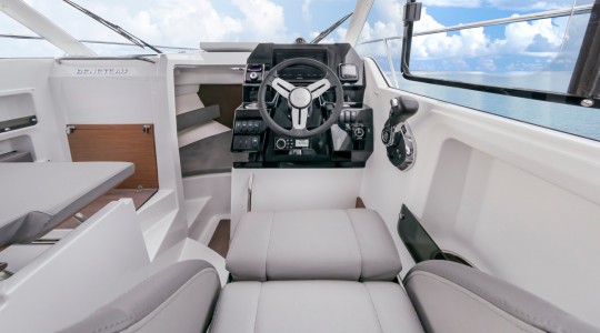 antares_8_ob_foto_catalogo_beneteau_antares_8_ob_11_puesto_de_mando_electronica_cruising.JPG