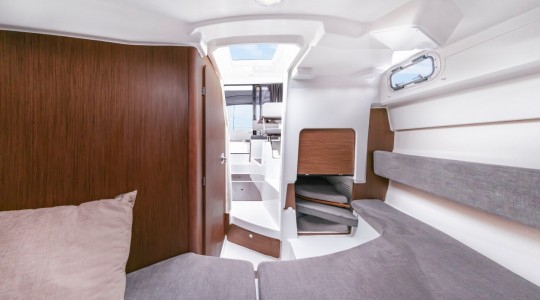 antares_8_ob_foto_catalogo_beneteau_antares_8_ob_13_acceso_a_cabina_cruising.JPG