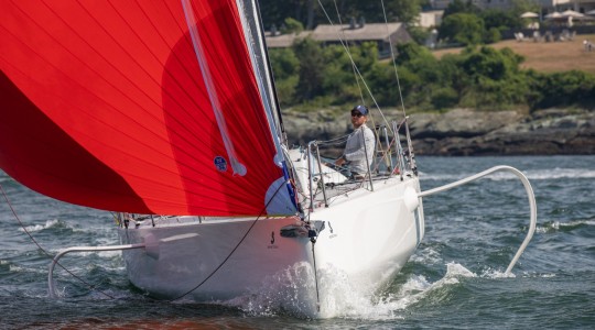 figaro_3_foto_catalogo_beneteau_figaro_3_04_proa_con_codigo_zero.JPG