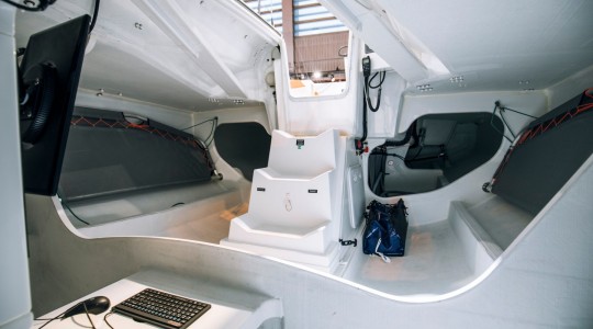 figaro_3_foto_catalogo_beneteau_figaro_3_07_escaleras_acceso_interior.JPG