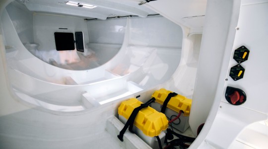 figaro_3_foto_catalogo_beneteau_figaro_3_08_interior_con_material_de_seguridad.JPG