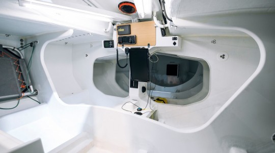 figaro_3_foto_catalogo_beneteau_figaro_3_09_electronica_interior.JPG