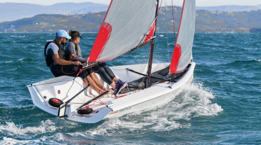 first_14_se_foto_catalogo_beneteau_first_14_se_04_como_navegar_en_vela_ligera.JPG