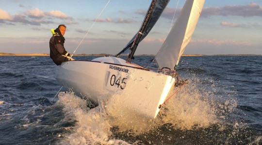 first_18_se_foto_catalogo_beneteau_first_18_se_03_navegar_en_solitario.JPG