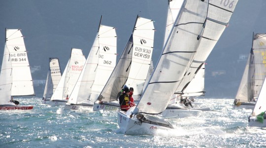 first_18_se_foto_catalogo_beneteau_first_18_se_04_velero_en_regata.JPG