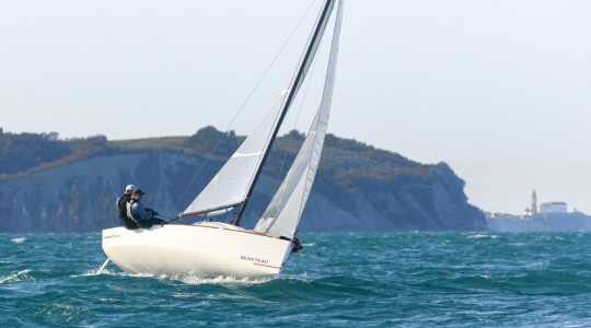 first_18_se_foto_catalogo_beneteau_first_18_se_05_velas_de_vela_ligera.JPG