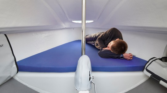 first_18_se_foto_catalogo_beneteau_first_18_se_07_interior_cabina.JPG