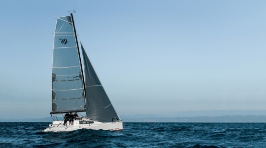 first_24_se_foto_catalogo_beneteau_first_24_se_00_navegar_a_vela_ligera.JPG