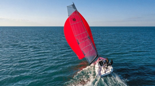 first_24_se_foto_catalogo_beneteau_first_24_se_02_navegar_con_codigo_cero.JPG
