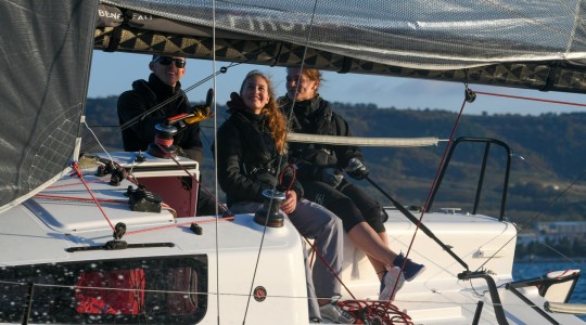 first_24_se_foto_catalogo_beneteau_first_24_se_05_navegar_a_vela.JPG