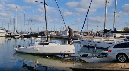 first_24_se_foto_catalogo_beneteau_first_24_se_07_remolque_en_puerto.JPG