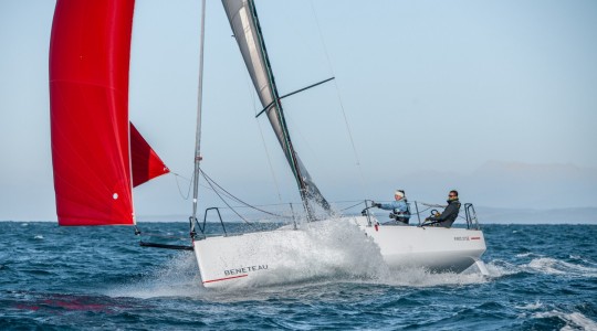 first_27_se_foto_catalogo_beneteau_first_27_se_01_navegar_con_codigo_cero.JPG