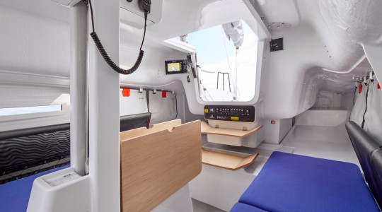 first_27_se_foto_catalogo_beneteau_first_27_se_06_acceso_a_interior_electronica.JPG