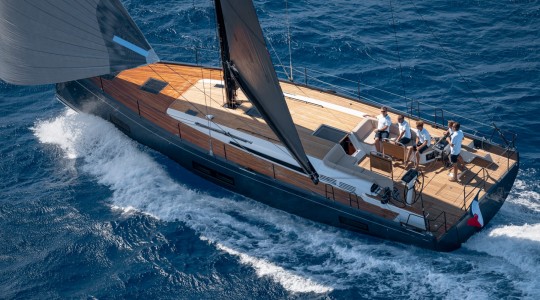 first_yacht_53_foto_catalogo_beneteau_first_yacht_53_02_cubierta_en_vacaciones.JPG