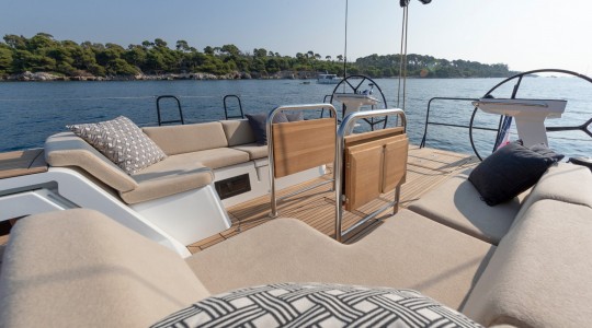 first_yacht_53_foto_catalogo_beneteau_first_yacht_53_06_detalles_banera_popa.JPG