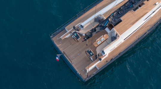 first_yacht_53_foto_catalogo_beneteau_first_yacht_53_10_fondear_tomar_el_sol_banera_popa.JPG