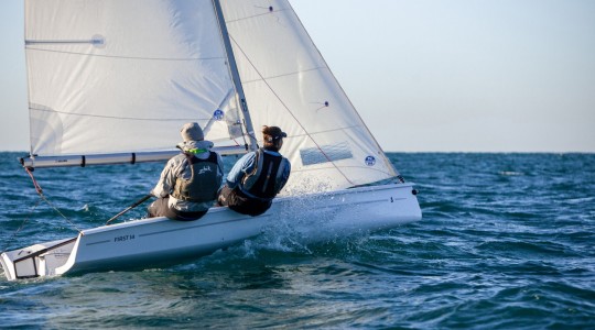 first_14_foto_catalogo_beneteau_first_14_03_navegar_en_velero.JPG