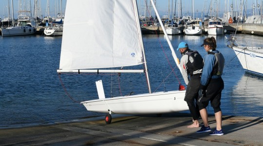 first_14_foto_catalogo_beneteau_first_14_06_salir_a_navegar_en_vela_ligera.JPG