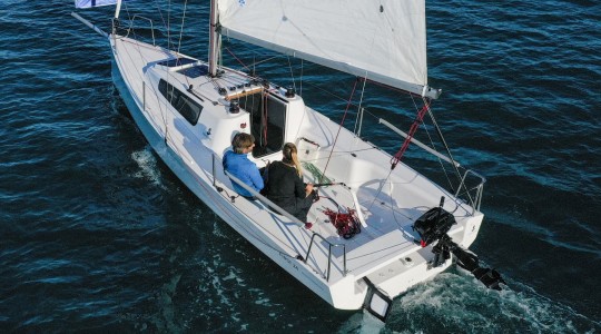 first_24_foto_catalogo_beneteau_first_24_04_motorizacion_velero.JPG