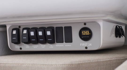 first_24_foto_catalogo_beneteau_first_24_09_electronica.JPG