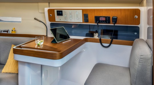 first_36_foto_catalogo_beneteau_first_36_11_panel_electronica.JPG